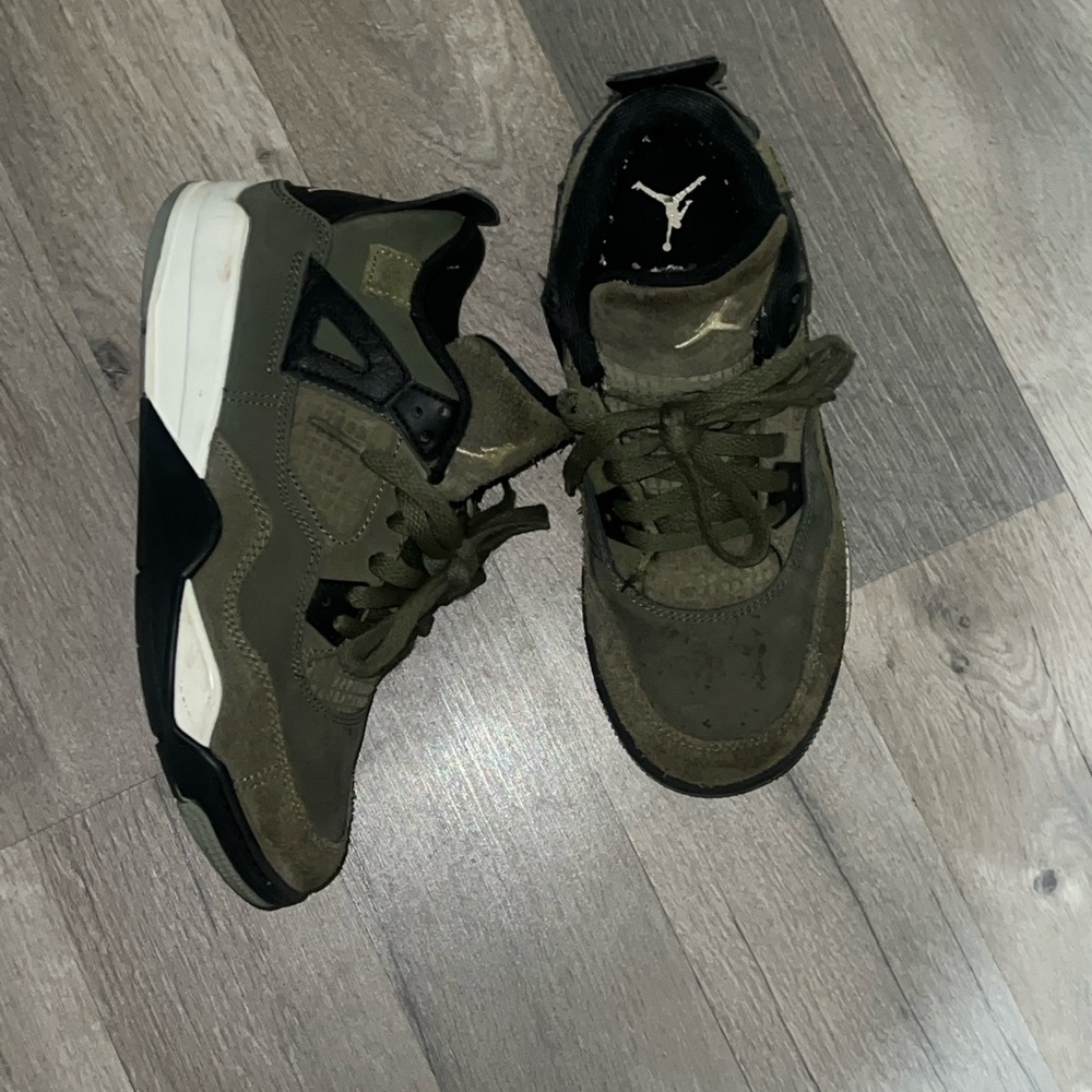 Jordan Retro 4 Olive 🫒 Green Sneakers with Black Accents